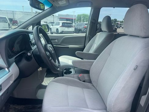 Used 2016 Toyota Sienna LE FWD image 2