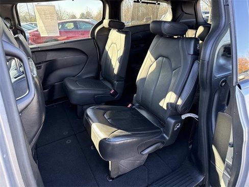 Used 2020 Chrysler Pacifica Touring-L w/ Advanced Safetytec Group image 16