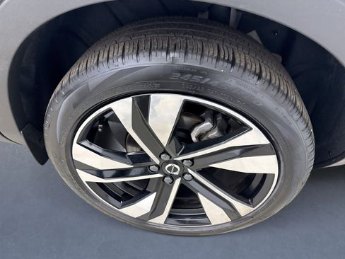 Used 2025 Volvo XC40 B5 Plus image 21