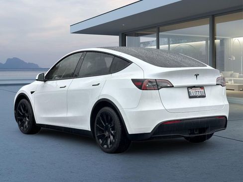 Used 2021 Tesla Model Y Long Range image 6