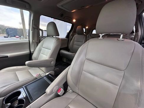 Used 2017 Toyota Sienna XLE Premium image 12