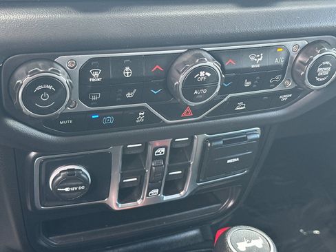 Used 2025 Jeep Wrangler Unlimited Sahara AWD/4WD image 19