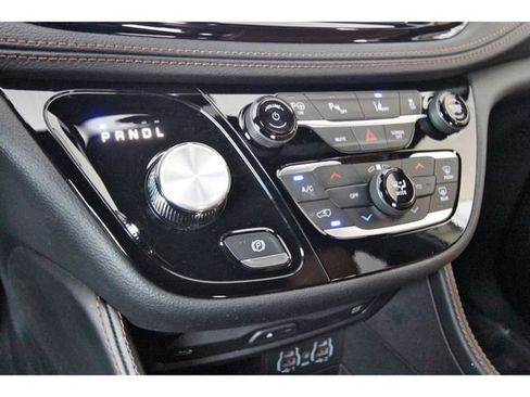 Used 2025 Chrysler Pacifica Pinnacle FWD image 25