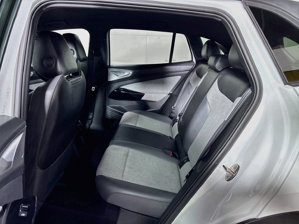 Certified 2024 Volkswagen ID.4 2WD image 21