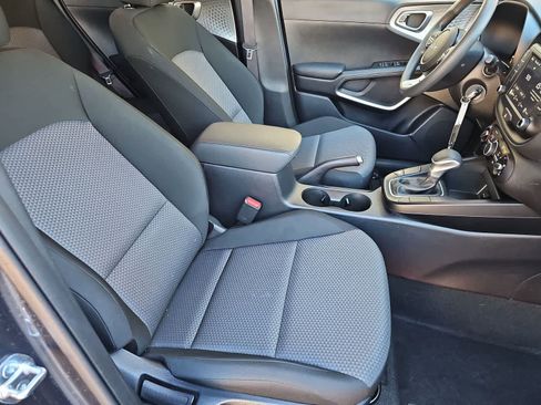 Used 2025 Kia Soul LX w/ LX Technology Package FWD image 18