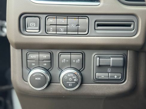 Used 2024 GMC Yukon XL SLT w/ SLT Premium Package AWD/4WD image 21