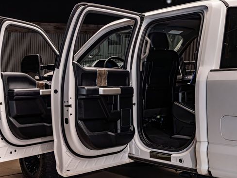 Used 2019 Ford F350 Lariat image 27