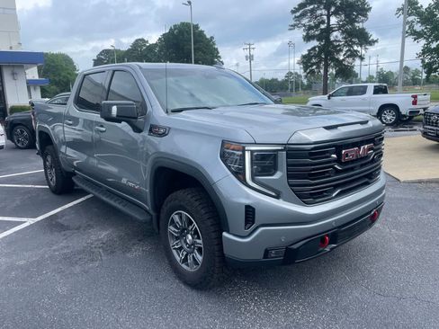 Used 2024 GMC Sierra 1500 AT4 w/ Technology Package AWD/4WD image 7