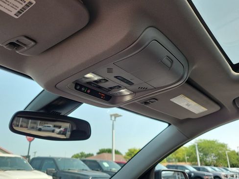 Used 2022 GMC Acadia AT4 w/ Technology Package AWD/4WD image 30