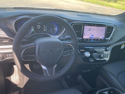 New 2026 Chrysler Pacifica Select image 14