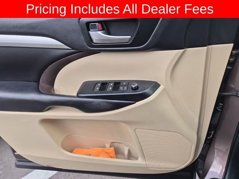 Used 2019 Toyota Highlander XLE FWD image 20