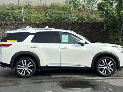 Used 2023 Nissan Pathfinder Platinum image 3