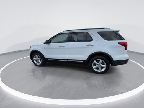 Used 2018 Ford Explorer XLT FWD image 5