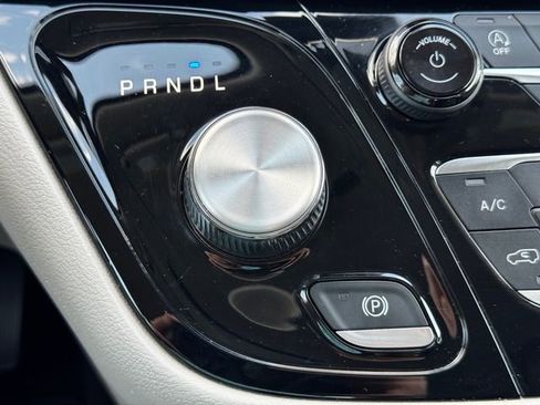 Certified 2023 Chrysler Pacifica Touring-L FWD image 34