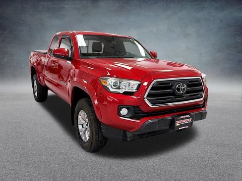Used 2018 Toyota Tacoma SR5 AWD/4WD image 4