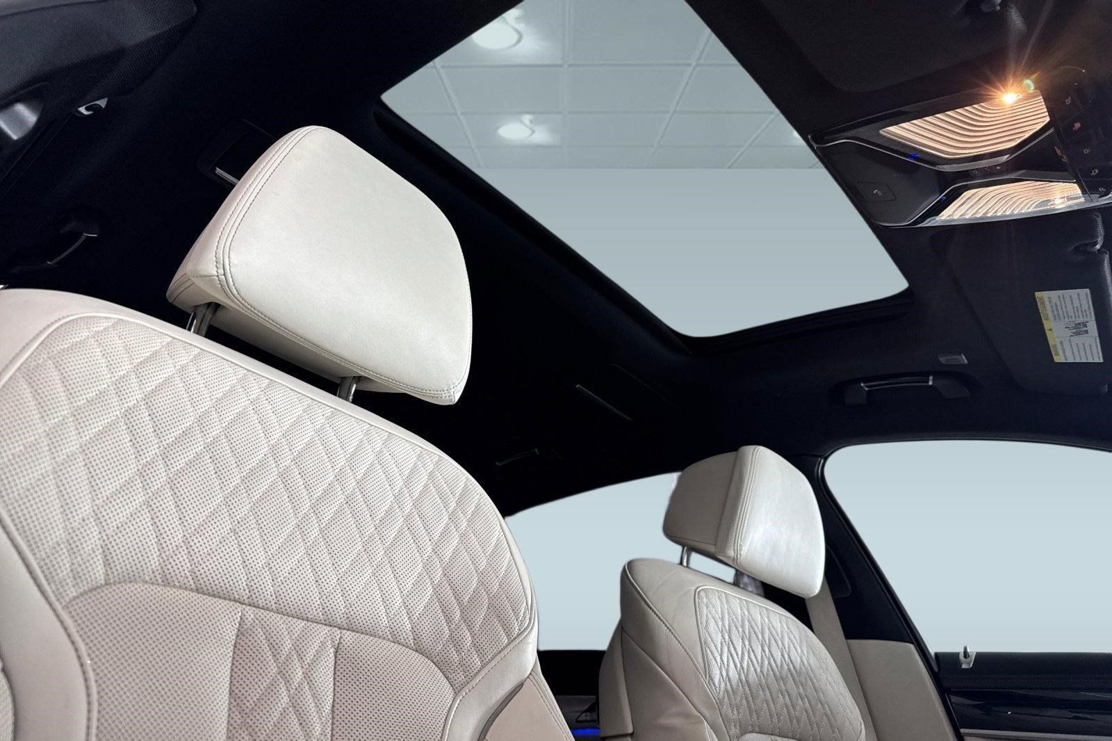 Used 2019 BMW 750i w/ Executive Package RWD image 26