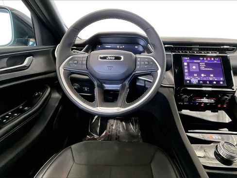 Used 2025 Jeep Grand Cherokee Altitude image 4