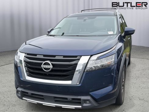 Used 2024 Nissan Pathfinder SL w/ SL Premium Package FWD image 3