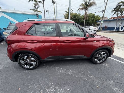 Used 2024 Hyundai Venue Limited FWD image 4