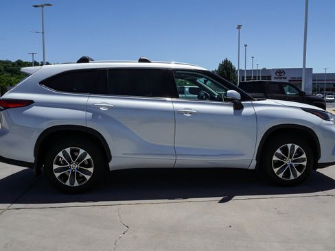 Used 2022 Toyota Highlander XLE AWD/4WD image 9