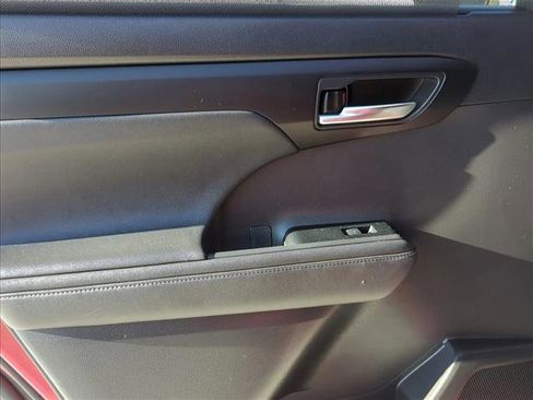 Used 2020 Toyota Highlander XLE image 24