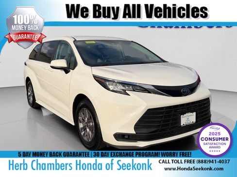 Used 2023 Toyota Sienna LE image 1