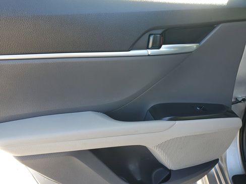 Used 2019 Toyota Camry SE image 12