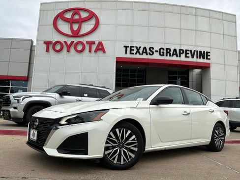 Used 2025 Nissan Altima 2.5 SV FWD image 2