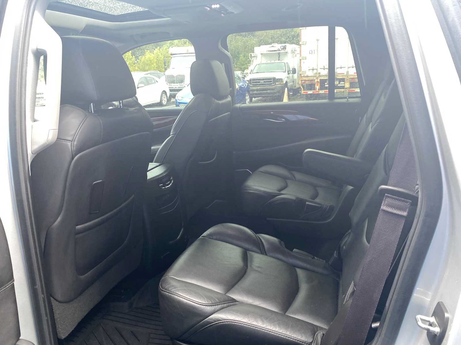 Used 2017 Cadillac Escalade Luxury AWD/4WD image 10