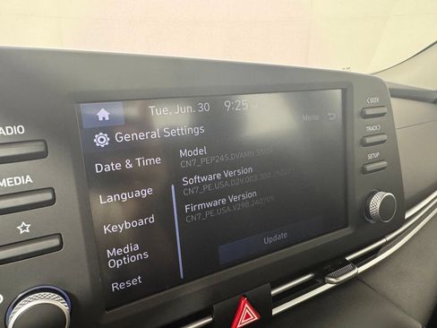 Used 2025 Hyundai Elantra SE FWD image 24