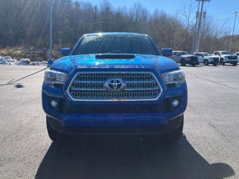 Used 2017 Toyota Tacoma TRD Sport w/ Tow Package (A/T) image 9