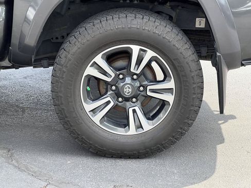 Used 2019 Toyota Tacoma TRD Sport w/ Technology Package AWD/4WD image 14