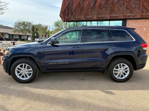 Used 2017 Jeep Grand Cherokee Laredo w/ Quick Order Package 23E AWD/4WD image 2