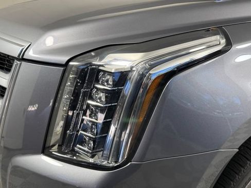 Used 2019 Cadillac Escalade Luxury AWD/4WD image 13