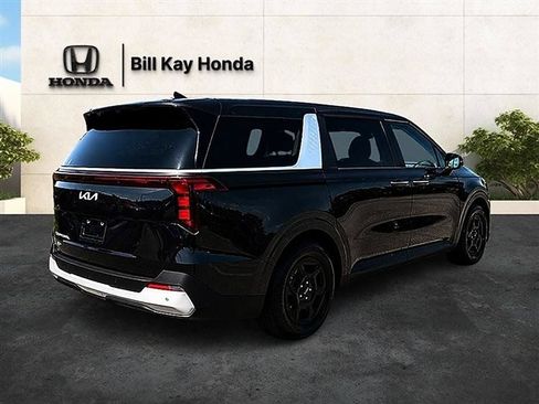Used 2025 Kia Carnival FWD image 3