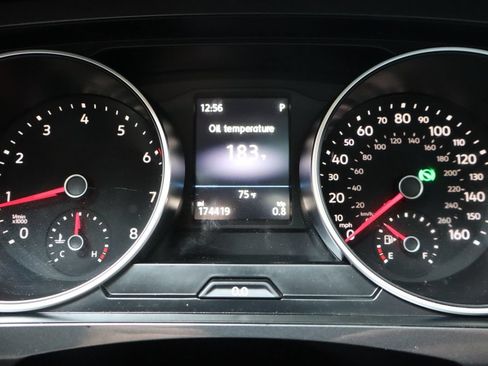 Used 2018 Volkswagen Tiguan SE AWD/4WD image 34