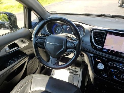 Used 2021 Chrysler Pacifica Touring-L w/ Uconnect Theater Family Group AWD/4WD image 19