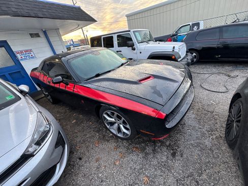 Used 2015 Dodge Challenger SXT Plus w/ Driver Convenience Group image 3