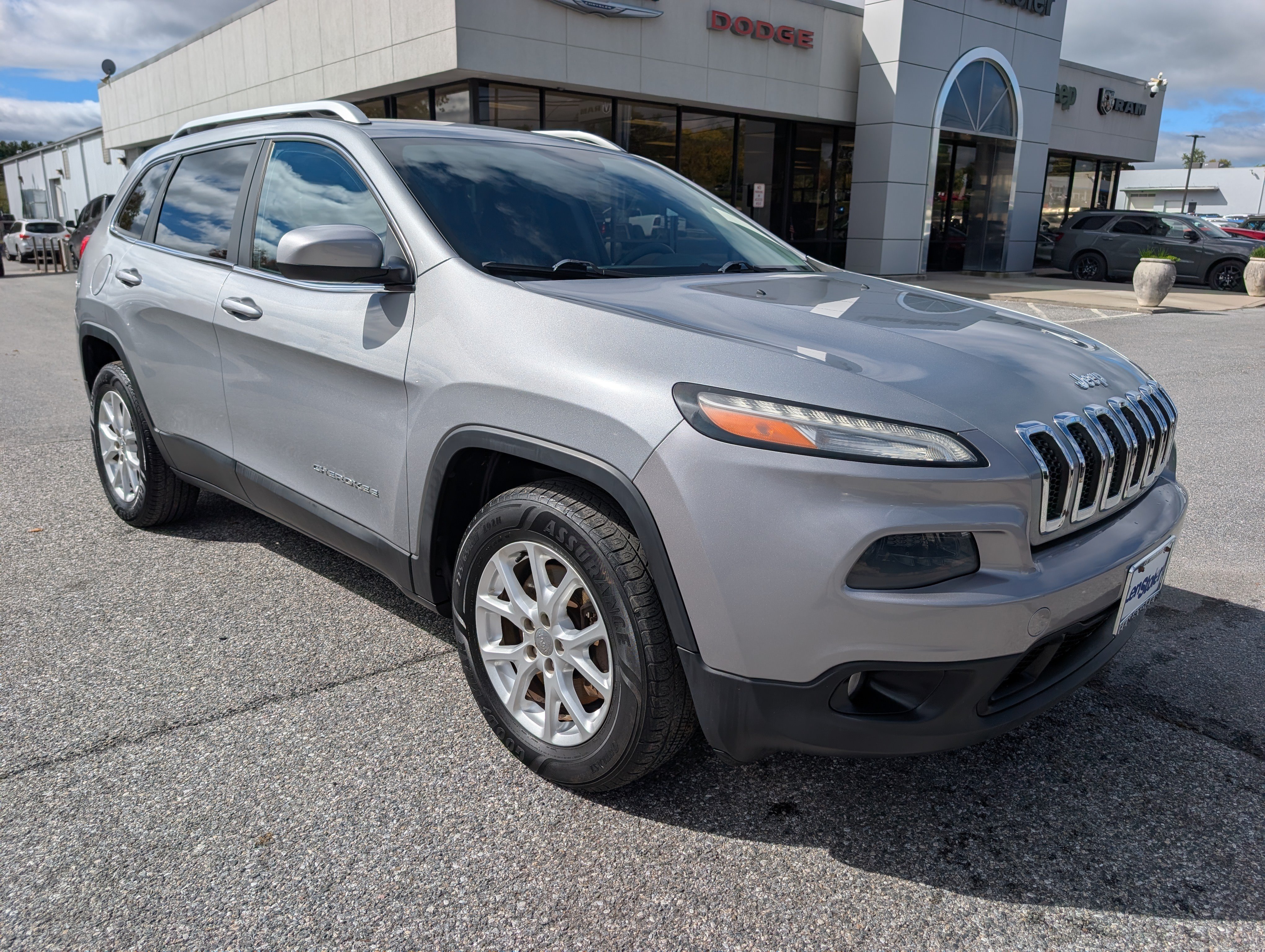 Used 2014 Jeep Cherokee Latitude AWD/4WD image 7