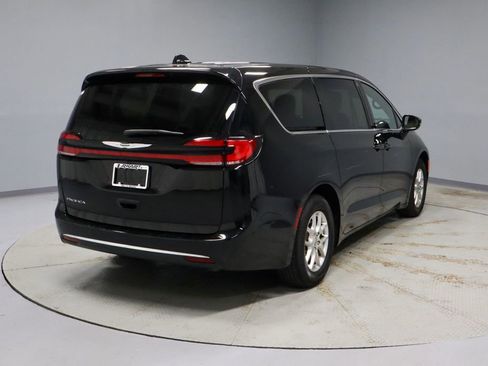 Used 2025 Chrysler Pacifica Select FWD image 10