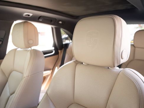 Certified 2023 Porsche Macan AWD/4WD image 22