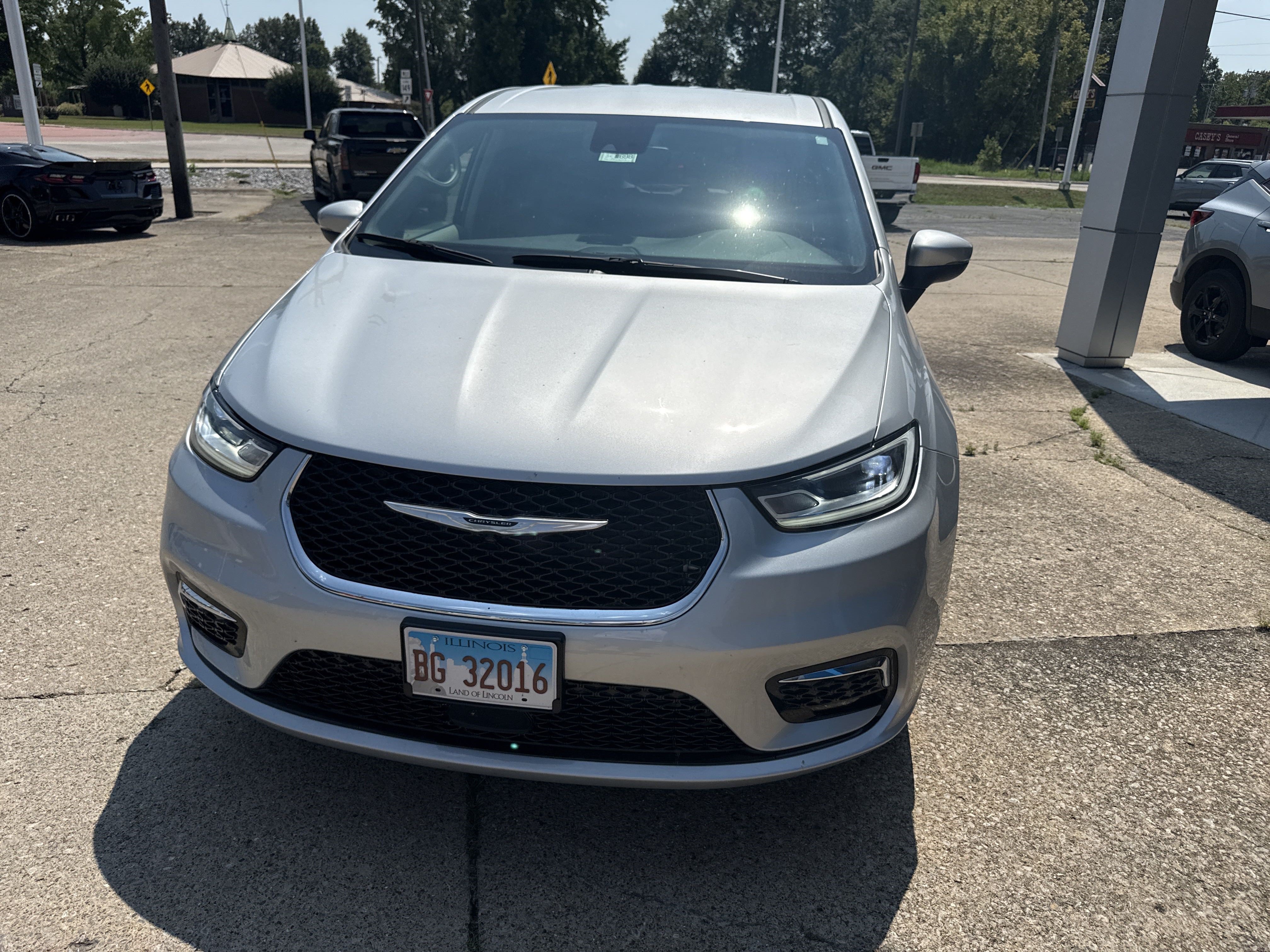 Used 2023 Chrysler Pacifica Touring-L AWD/4WD image 2