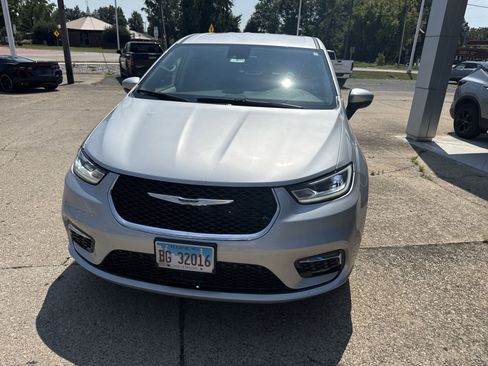 Used 2023 Chrysler Pacifica Touring-L image 2