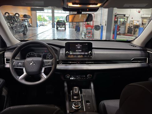 Used 2022 Mitsubishi Outlander ES AWD/4WD image 12