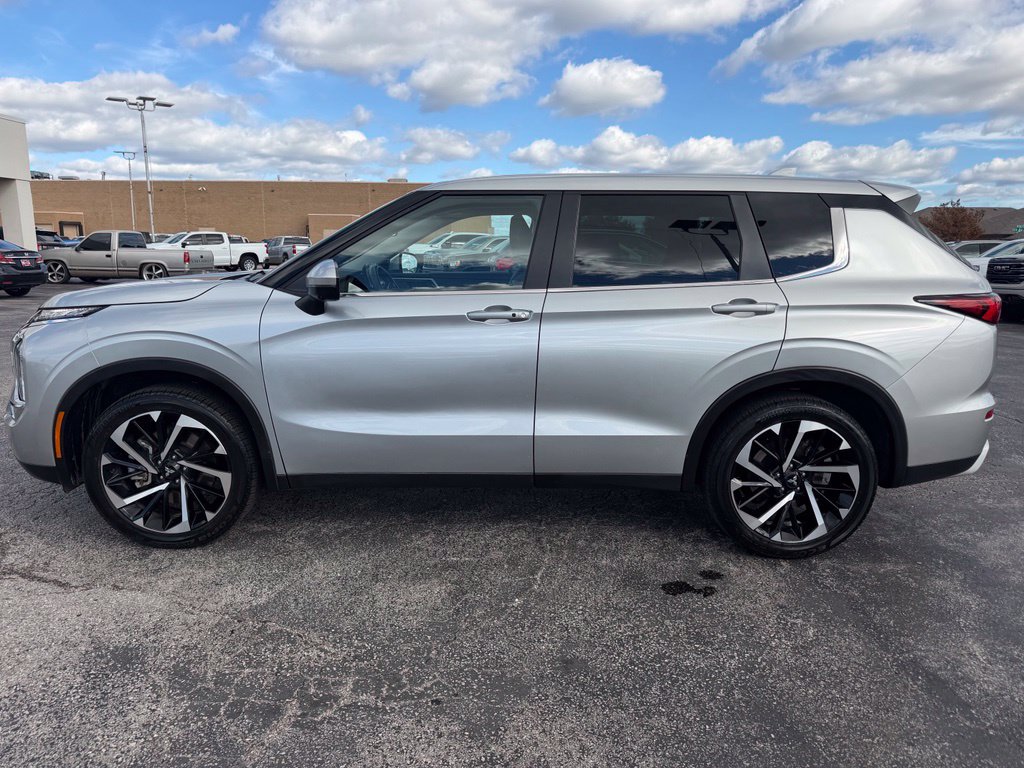 Used 2023 Mitsubishi Outlander SE AWD/4WD image 12