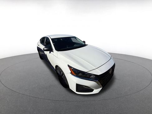 Used 2025 Nissan Altima 2.5 SV image 2