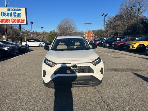 Used 2019 Toyota RAV4 LE image 2