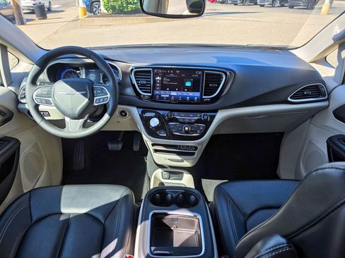 Used 2024 Chrysler Pacifica Touring-L FWD image 17