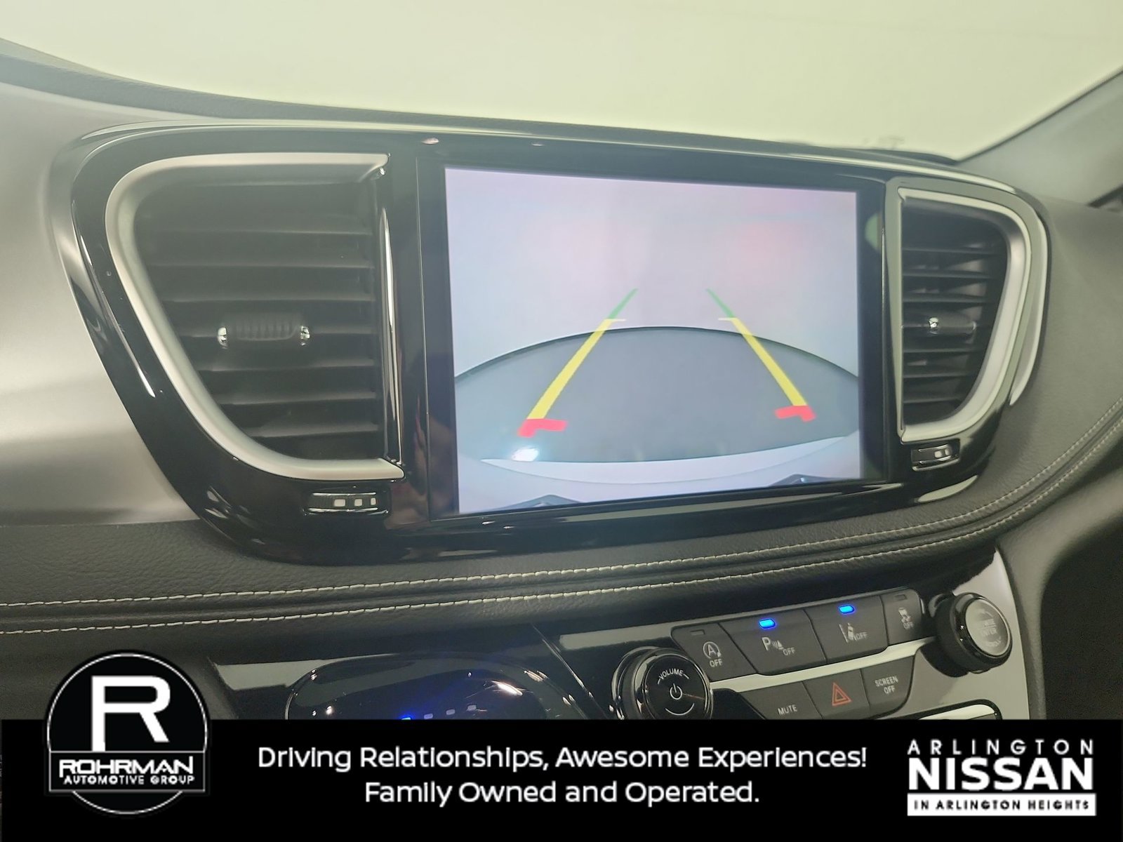 Used 2025 Chrysler Pacifica Limited FWD image 8