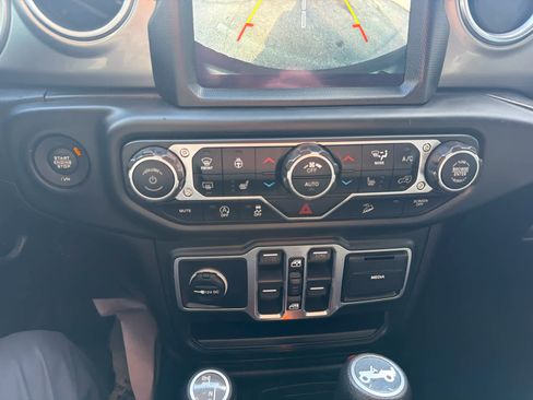 Used 2018 Jeep Wrangler Unlimited Sahara image 27